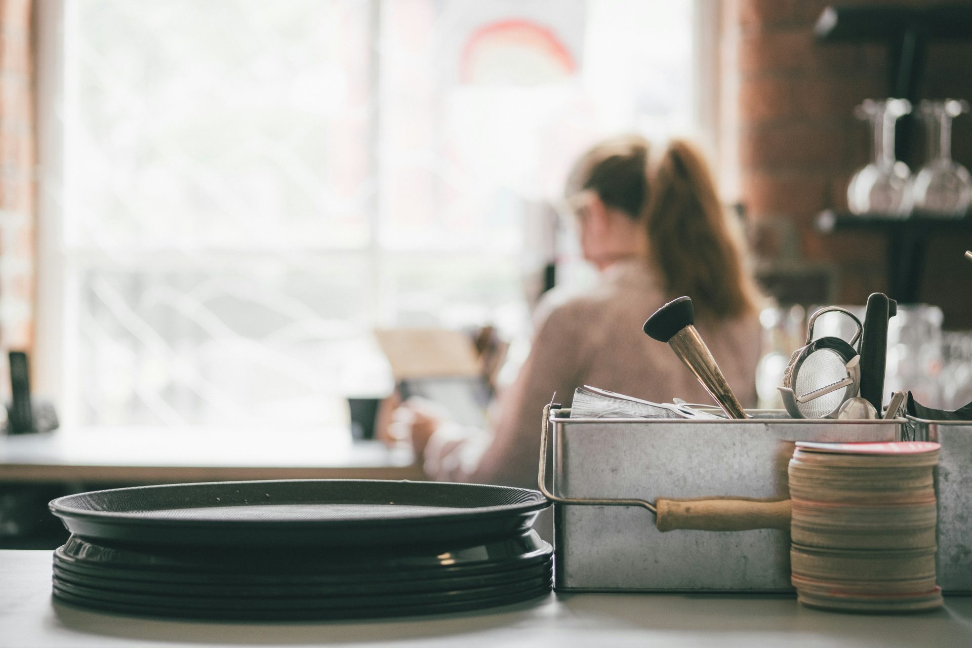 plateau rond en argent sur la table