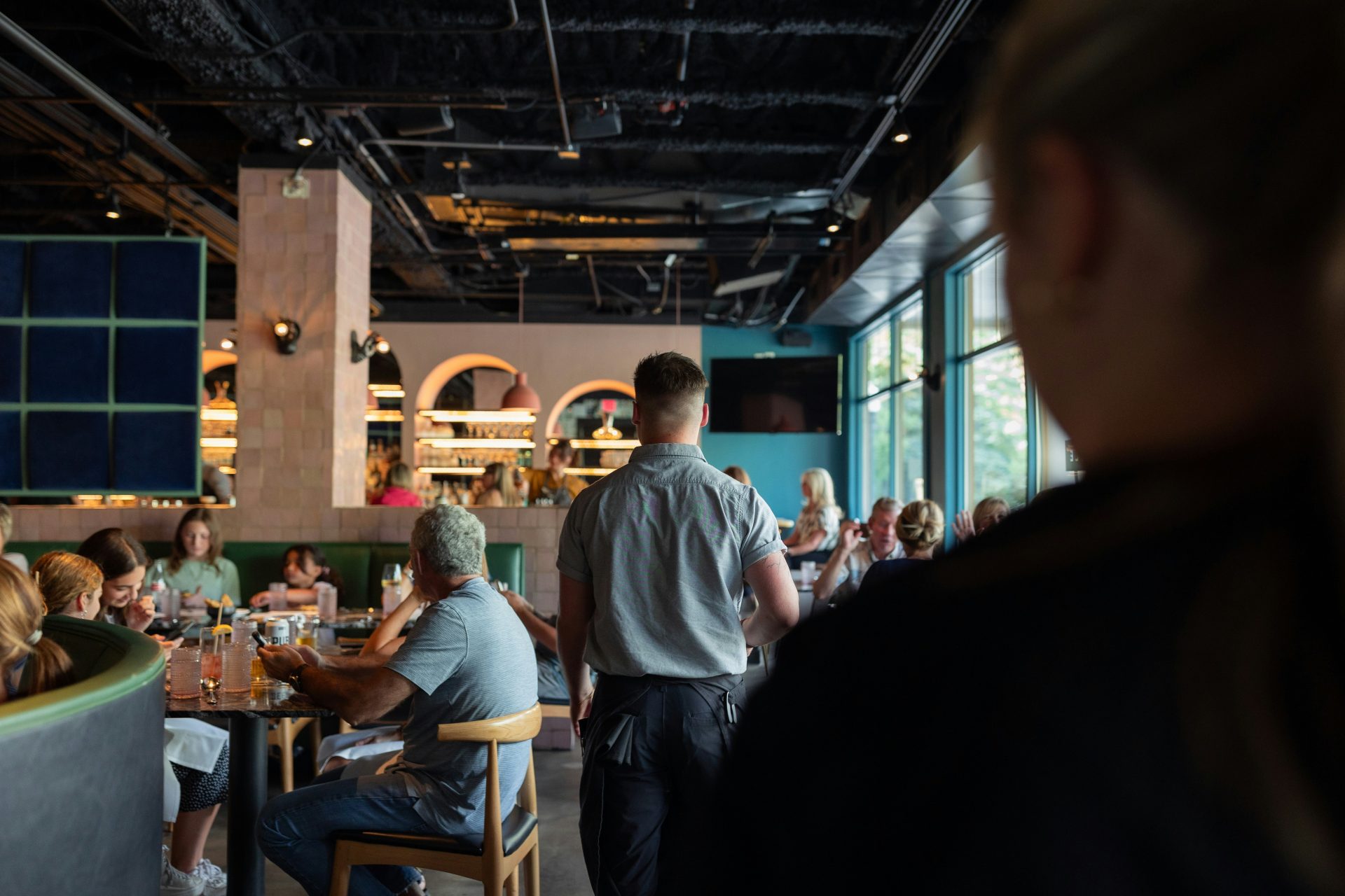 Un groupe de personnes assises à des tables dans un restaurant.