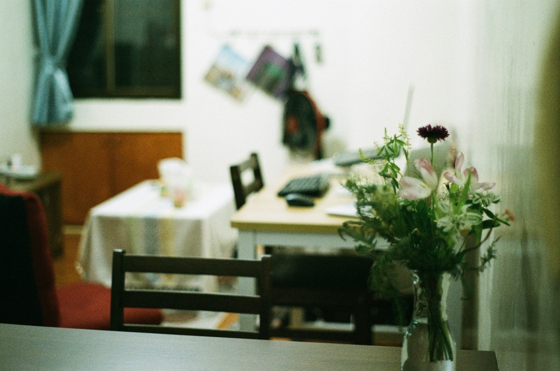 un vase rempli de fleurs posé sur une table en bois